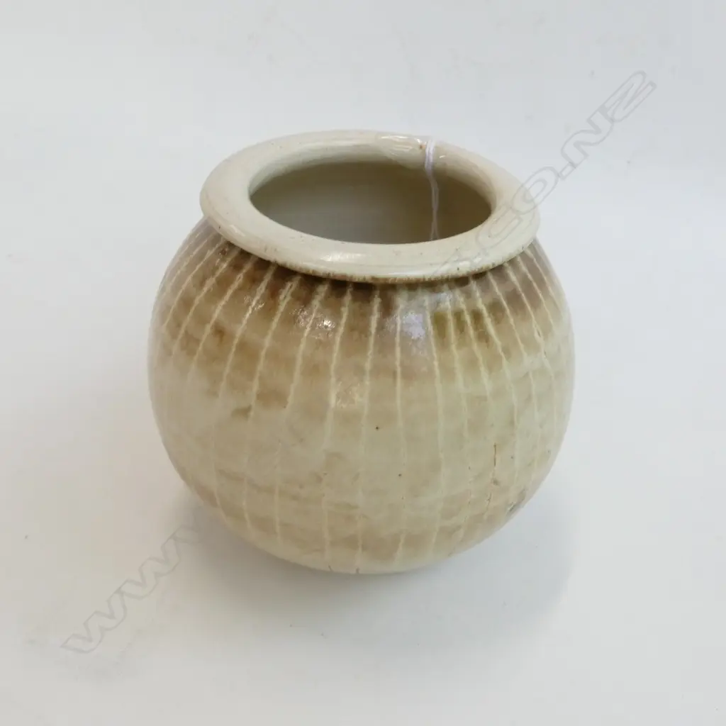 Hanmer Pottery small pot Jim Nelson mark H.90mm Image 1++