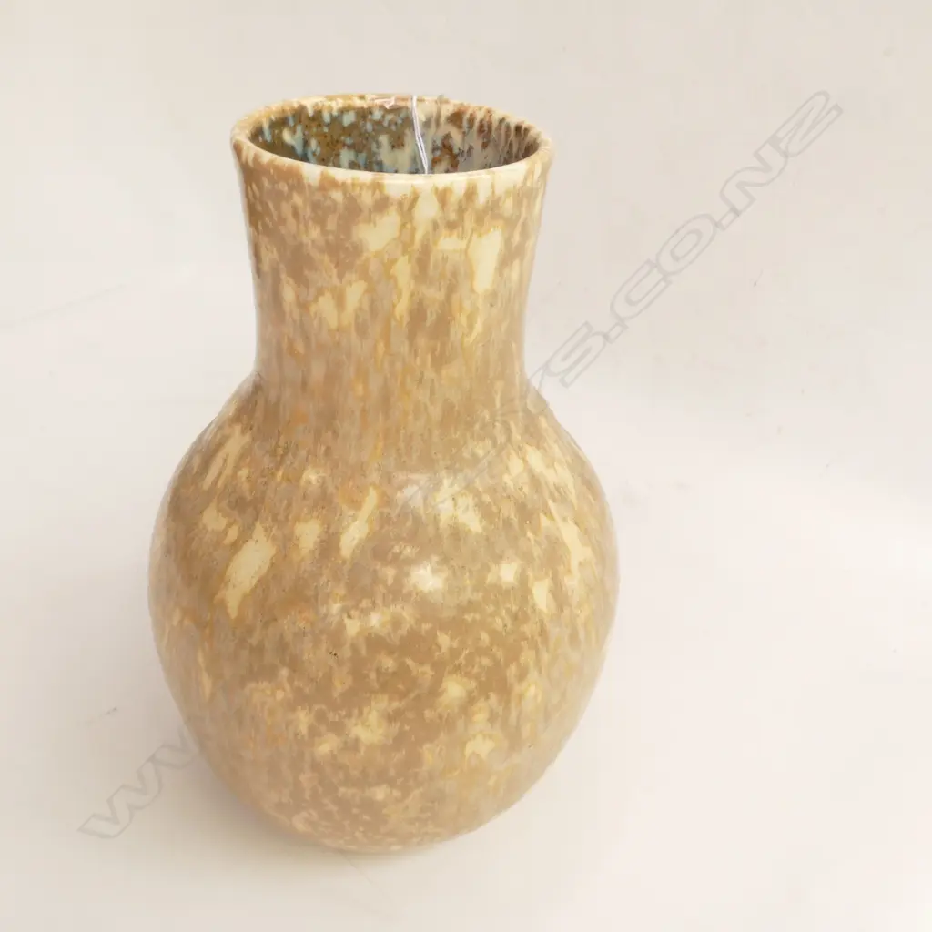 RUSKIN VASE MOTTLED TAN GLAZE IMPRESSED MARK Image 1++