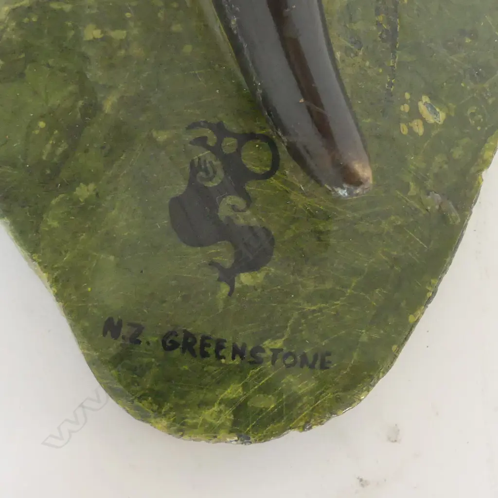 LARGE LACQUERED HORN ON GREENSTONE BASE WITH 'NZ MADE' STAMP, H. 135MM Image 1++