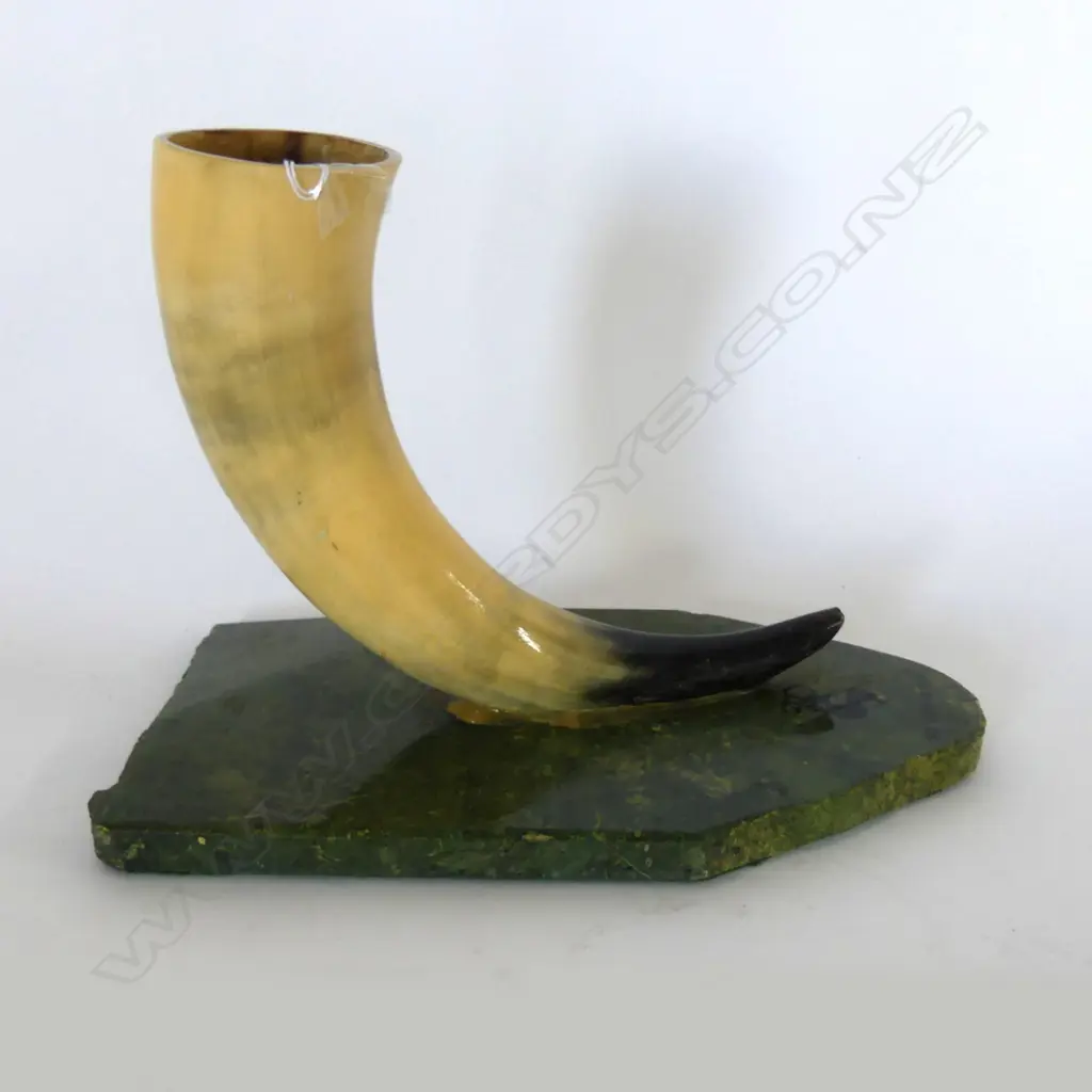 LARGE LACQUERED HORN ON GREENSTONE BASE WITH 'NZ MADE' STAMP, H. 135MM Image 1++