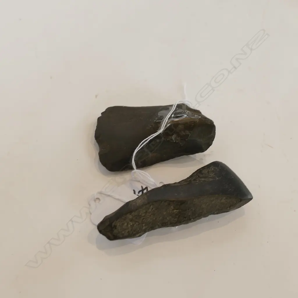 2 OLD PACIFIC SMALL STONE ADZES (19056) L.8 & 7mm Image 1++