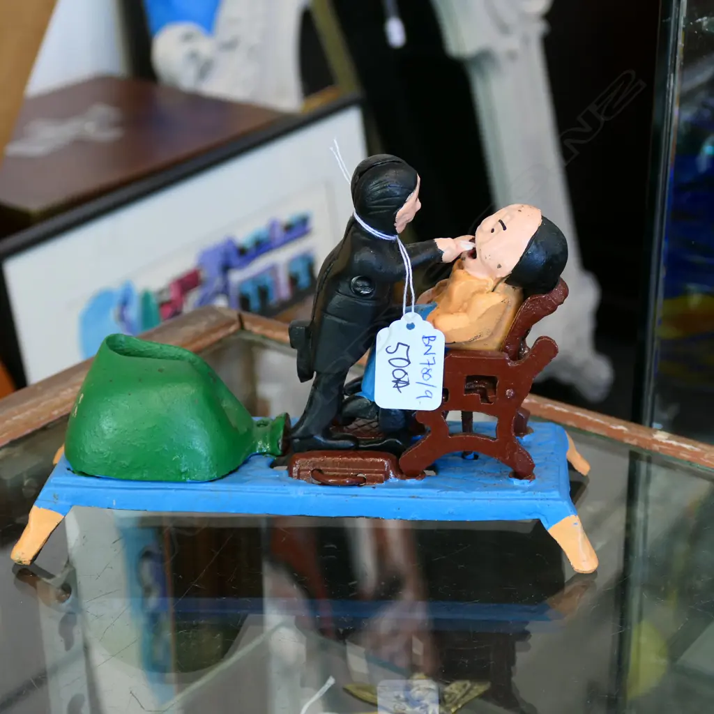 REPRODUCTION CAST IRON DENTIST PULLING TOOTH MONEY BOX 220MM L Image 1++