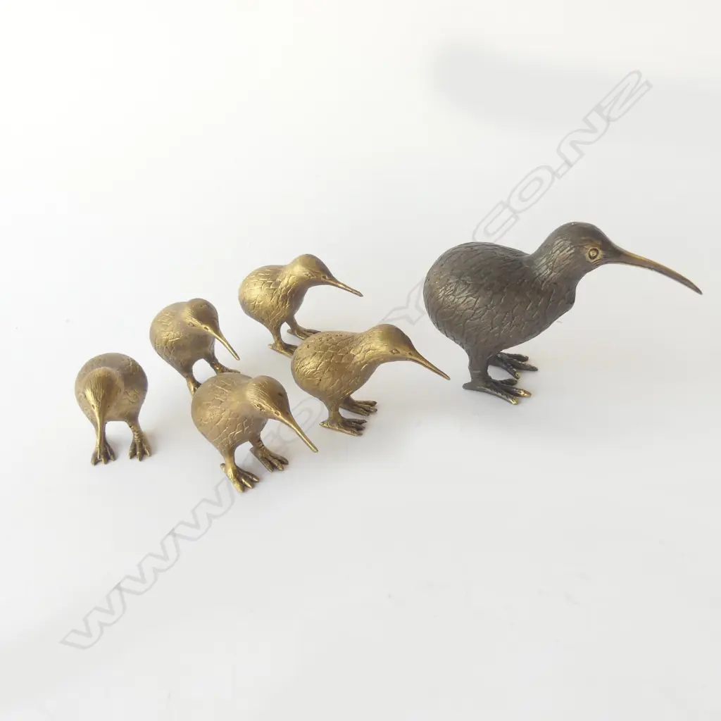 FIVE BRONZE KIWIS, ONE LARGE, FIVE SMALL, HEIGHTS: 100 & 65MM Image 1++