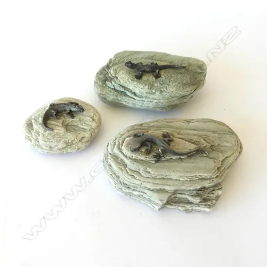 3 METAL CAST N.Z LIZARDS ON GLACIER STONE STANDS, L. 160MM (LARGEST)