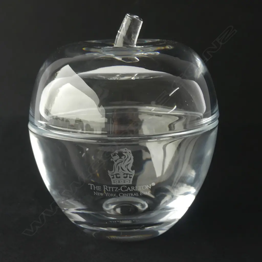 TIFFANY & CO FOR THE RITZ CARLTON GLASS APPLE, H. 115MM Image 1++