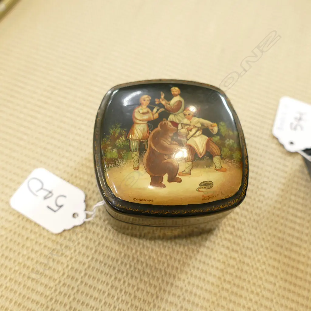 RUSSIAN HAND PAINTED LACQUER PAPIER MACHE BOX DECORATED WITH MUSICIANS & DANCING BEAR. W.65mm Image 1++