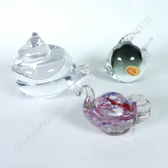 KOSTA BODA GLASS PAPERWEIGHT, SNAIL SHAPED, SIGNED BY GORAN WARFF, MURANO GLASS FISH WEIGHT & GLASS BIRD WEIGHT	