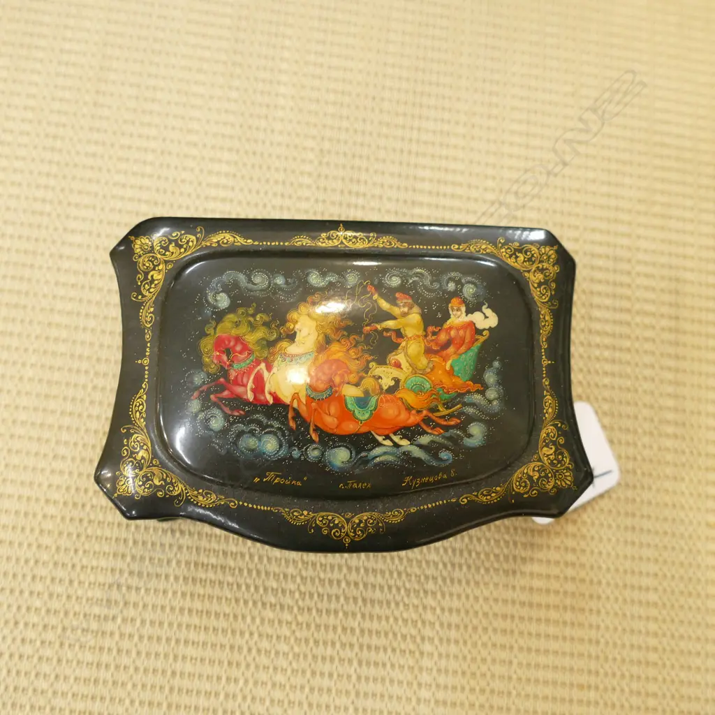RUSSIAN HAND PAINTED LACQUER PAPIER MACHE BOX DECORATED WITH A TROIKA SCENE. W.105mm Image 1++