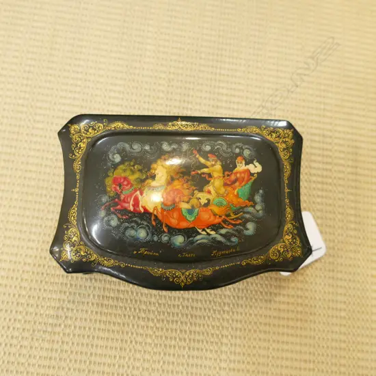 RUSSIAN HAND PAINTED LACQUER PAPIER MACHE BOX DECORATED WITH A TROIKA SCENE. W.105mm