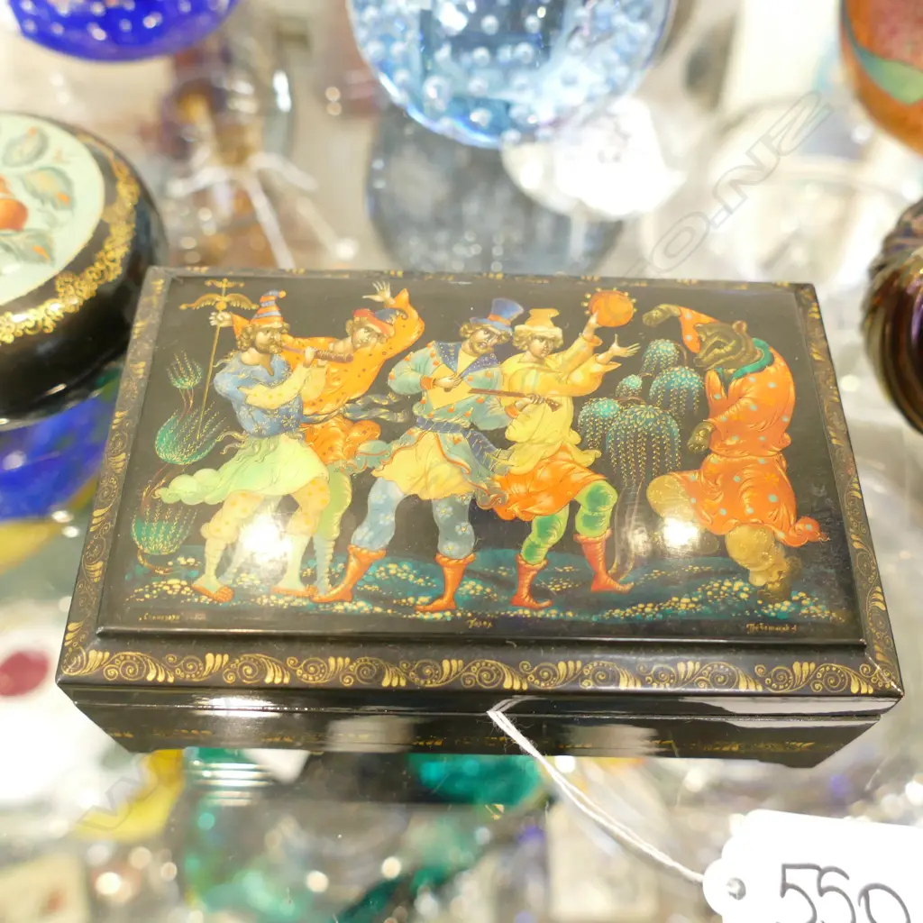 RUSSIAN HAND PAINTED LACQUER PAPIER MACHE BOX DECORATED WITH MUSICIANS & DANCING BEAR. 110 x 70mm Image 1++