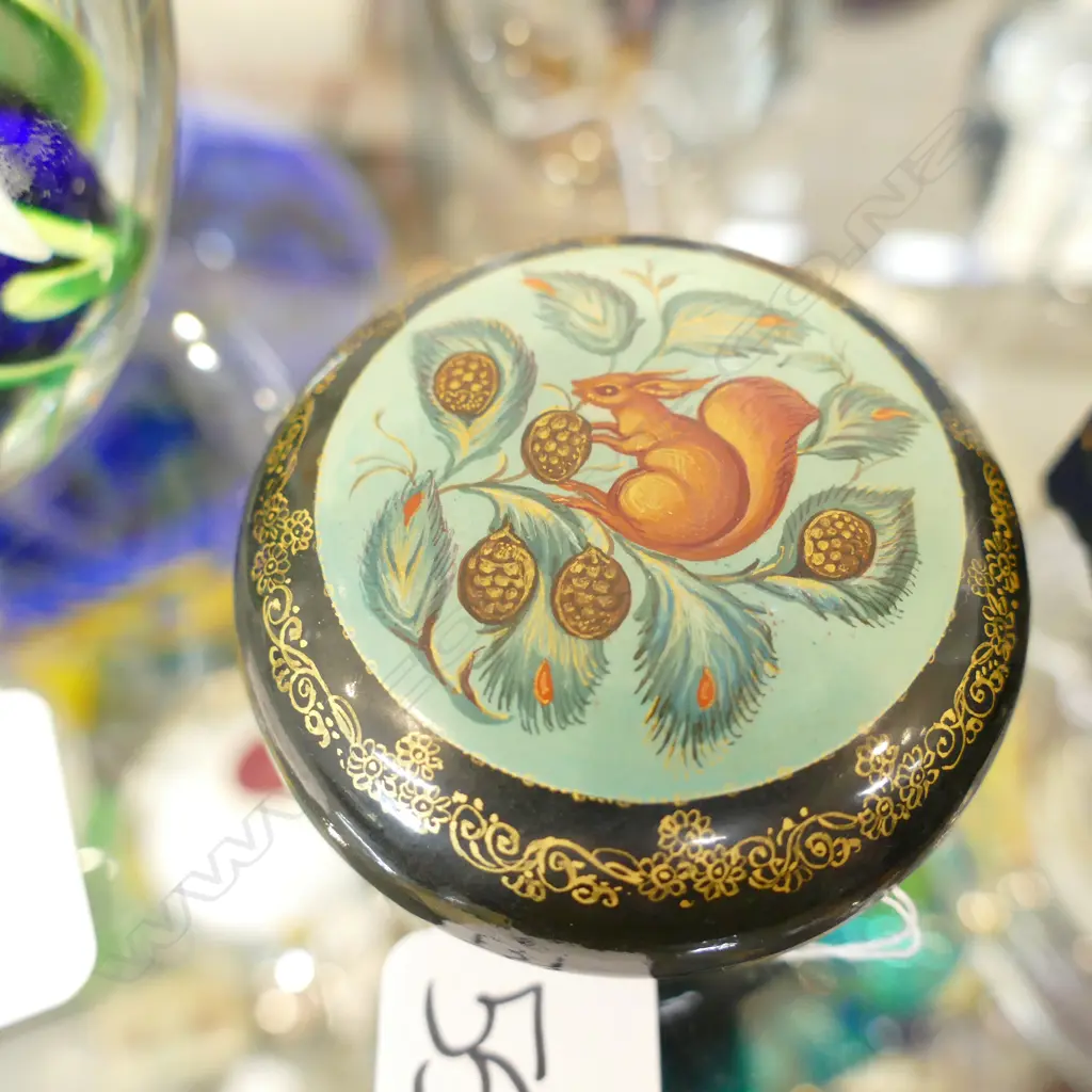CIRCULAR RUSSIAN HAND PAINTED LACQUER PAPIER MACHE BOX DECORATED WITH A SQUIRREL & NUTS. Dia.65mm Image 1++