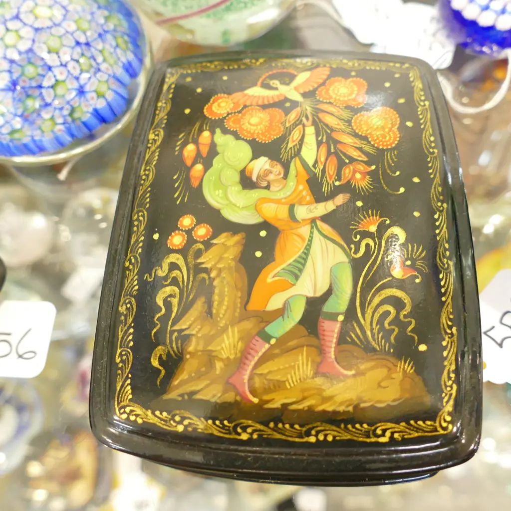 RUSSIAN HAND PAINTED LACQUER PAPIER MACHE BOX DECORATED WITH BOY & EXOTIC BIRD. 125 x 95mm Image 1++