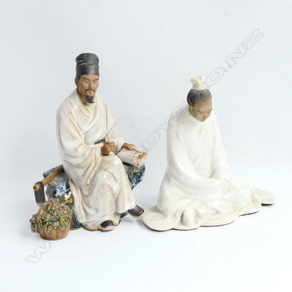 2 ORIENTAL SEATED POTTERY FIGURES H 190 MM Image 1++