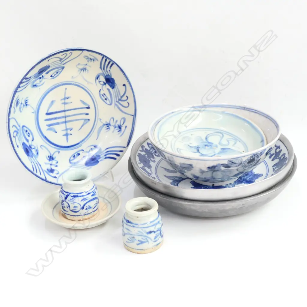 6 B/W DISHES AND 2 SMALL POTS Image 1++