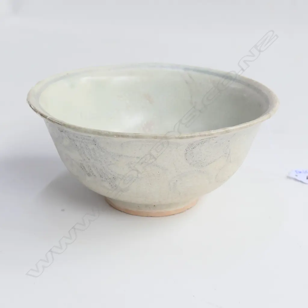 PALE CELADON BOWL WITH GESTURAL CALIGRAPHY FAULTED AF Image 1++