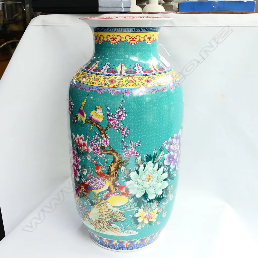 LGE CHINESE PORCELAIN POLYCHROME VASE... Image 1++