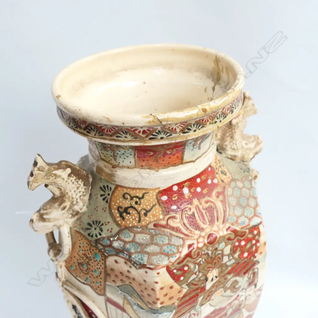 SATSUMA VASE ON STAND AF Image 1++