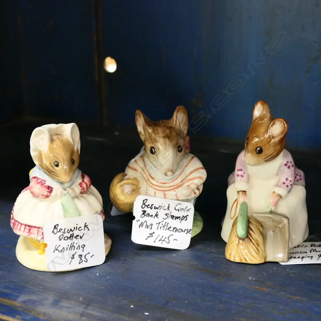 3 BESWICK BEATRIX POTTER FIGURES; HUNCA MUNCA SWEEPING, KNITTING, MRS TITTLEMOUSE Image 1++