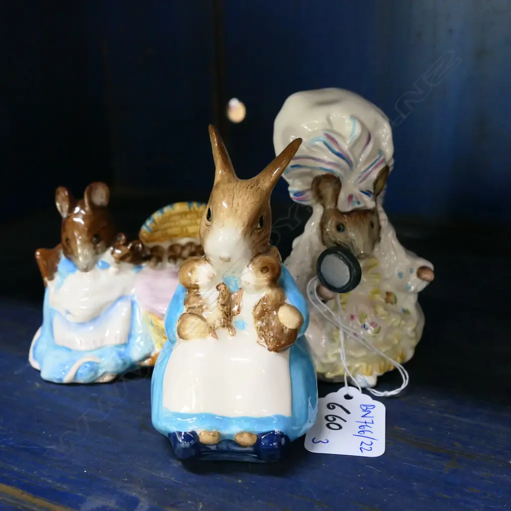 3 BESWICK BEATRIX POTTER FIGURES; LADY MOUSE, HUNCA MUNCA, MRS RABBIT AND BUNNIES Image 1++