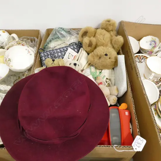 LOT VINTAGE HATS/GLOVES/LINEN/BOOTIES/ TEDDYS/ETC