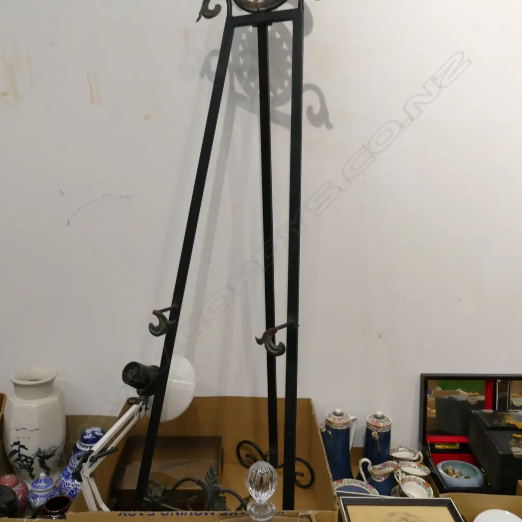 LOT ASST INCL. LAMP / EASEL ETC Image 1++