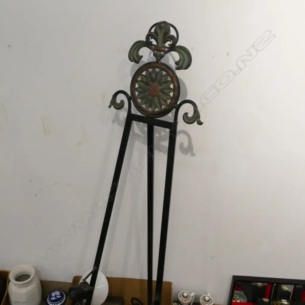 LOT ASST INCL. LAMP / EASEL ETC Image 1++