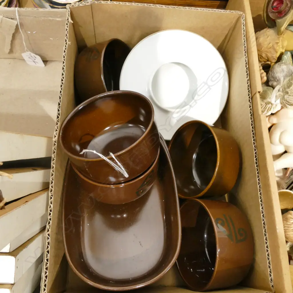 8 PCES AIR NZ IN FLIGHT CERAMICS AND TEAL ASHTRAY Image 1++