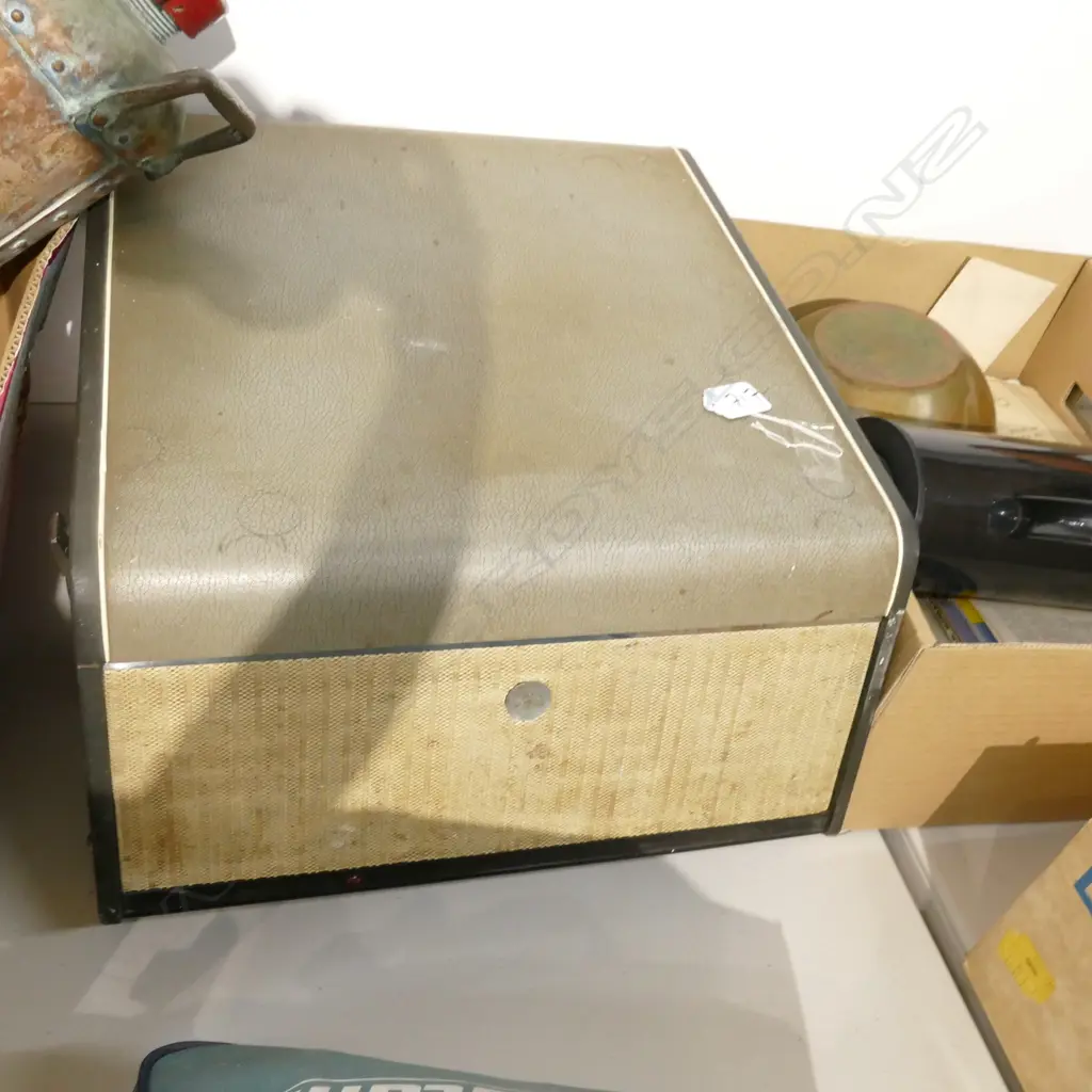 RETRO MONARCH PORTABLE RECORD PLAYER Image 1++