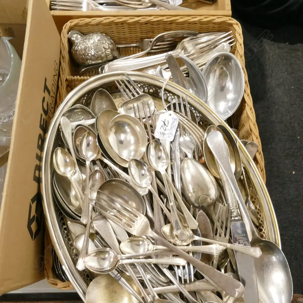 TWO TRAYS OF VINTAGE CUTLERY  Image 1++