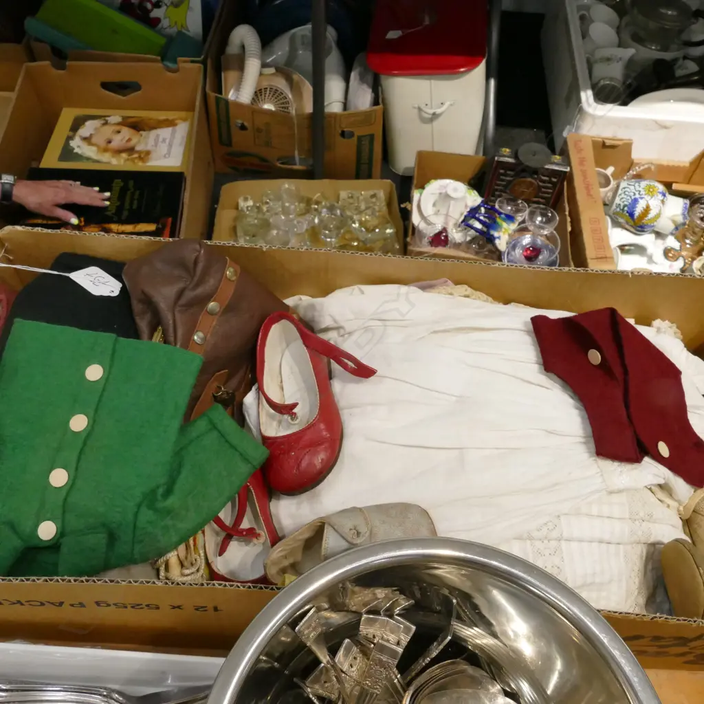 LOT ASST ANTIQUE+VINTAGEDOLLS CLOTHES /HATS /SHOES ETC Image 1++