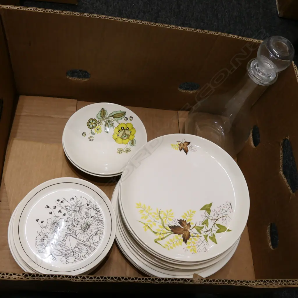 BOX LOT CROWN LYNN DINNER SET, DECANTER Image 1++
