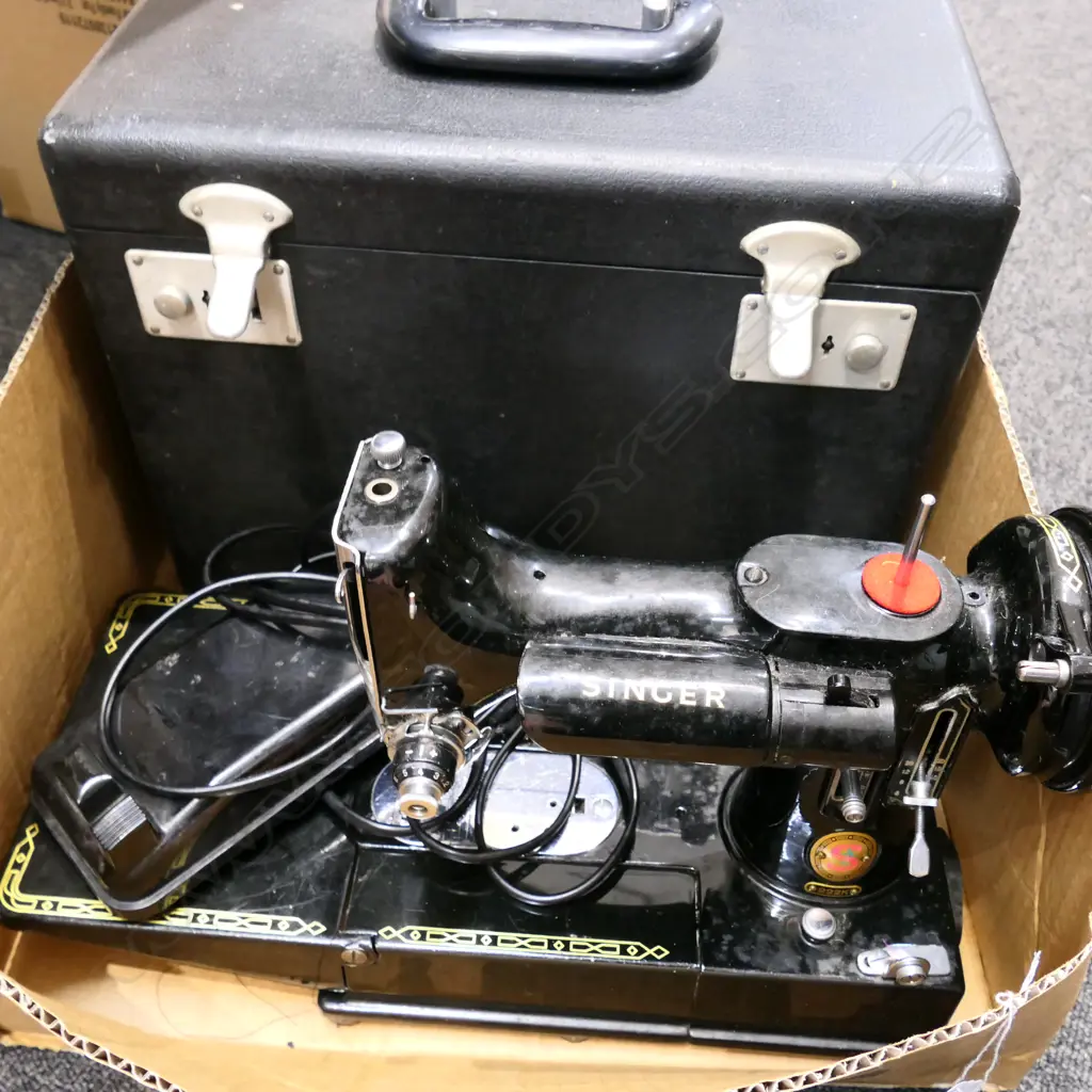 SINGER SEWING MACHINE WITH CASE Image 1++