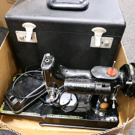SINGER SEWING MACHINE WITH CASE