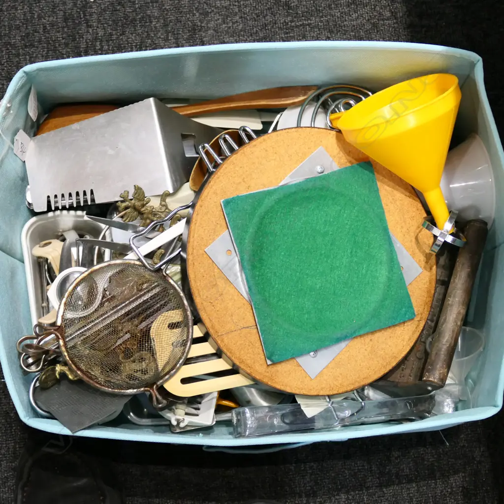 LOT OF ASST KITCHEN WARE Image 1++