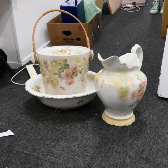 A VICT 3PC TOILET SET