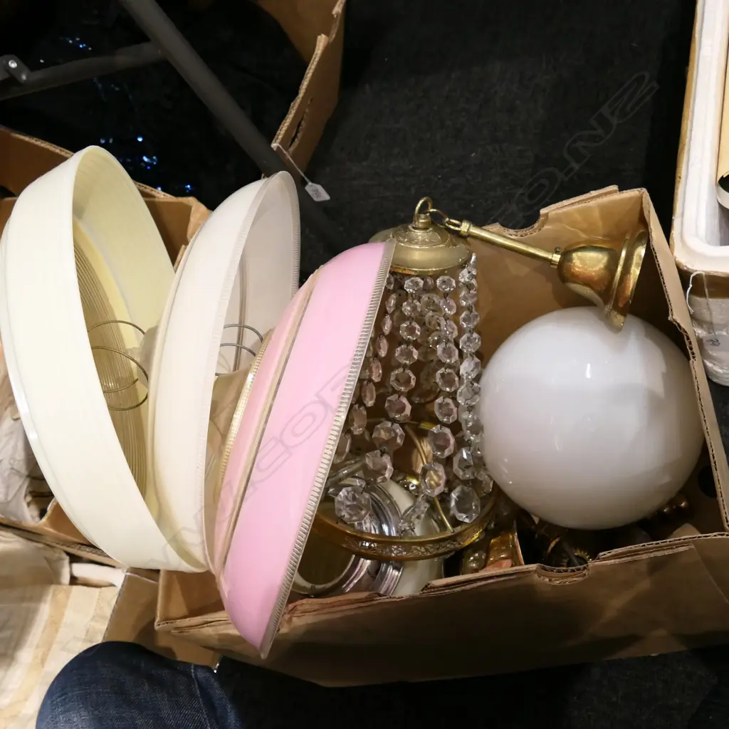 BOX LOT VINTAGE LIGHT FITTINGS INCL. CRYSTAL SCONCE Image 1++