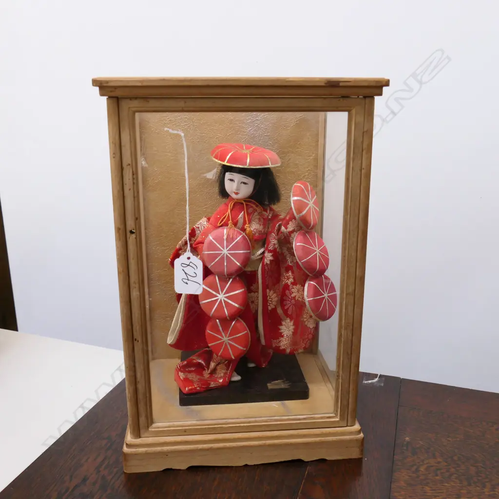 JAPANESE DOLL IN GLASS CASE 345MM H Image 1++