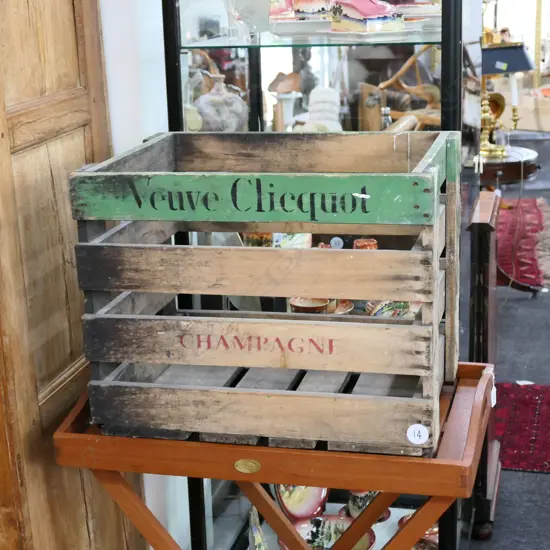 VEUVE CLICQUOT CRATE (14)
