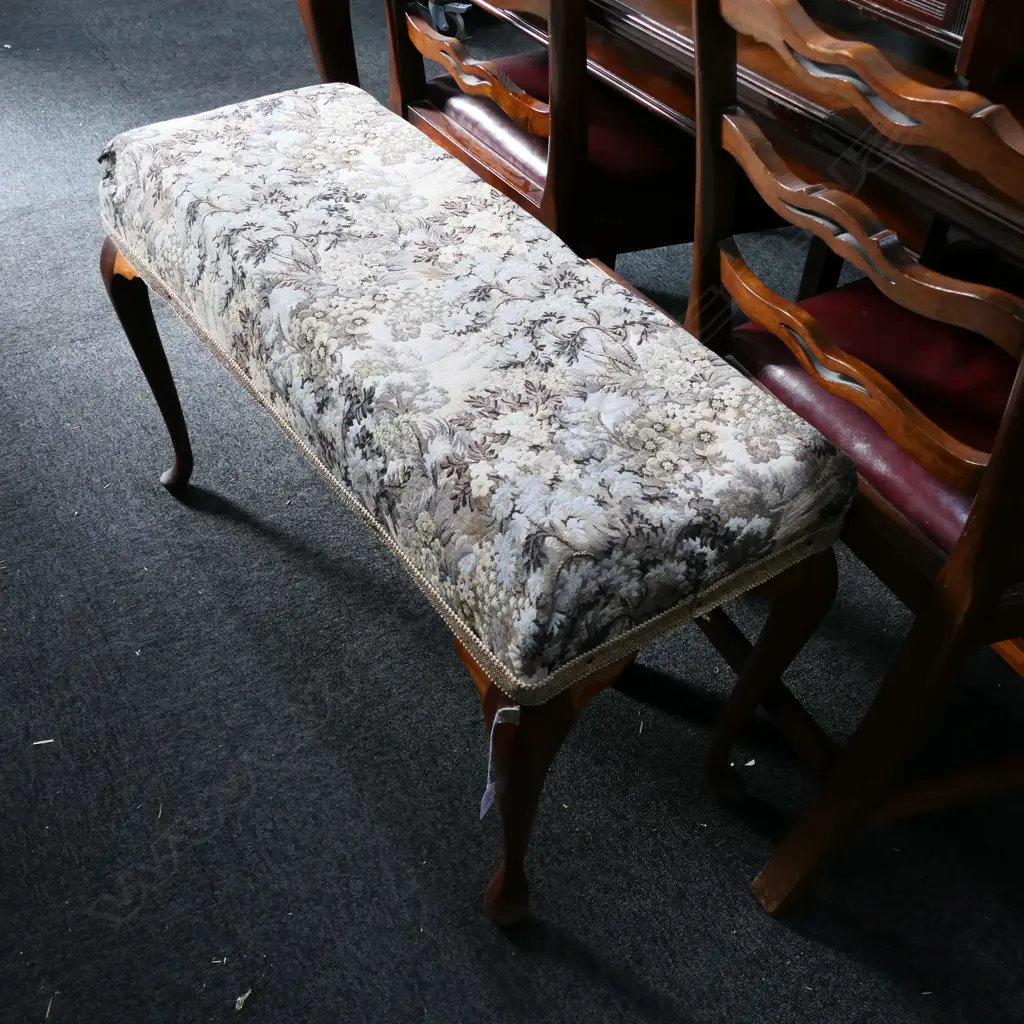 UPHOLSTERED STOOL W. 840MM Image 1++