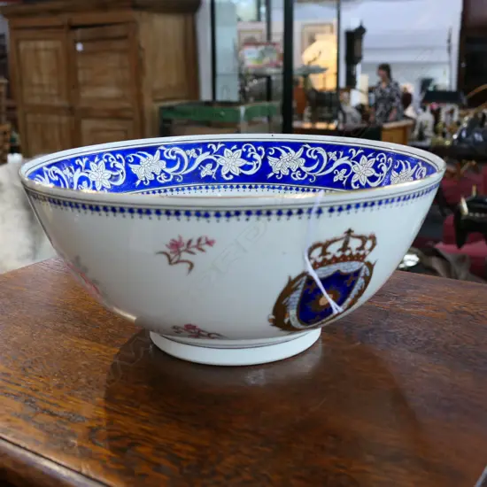 18TH CENTURY STYLE AMORIAL BOWL 260MM DIA