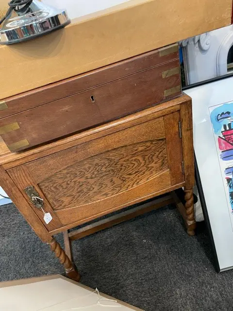 OAK BARLEY TWIST BEDSIDE CABINET W 560 MM Image 1++