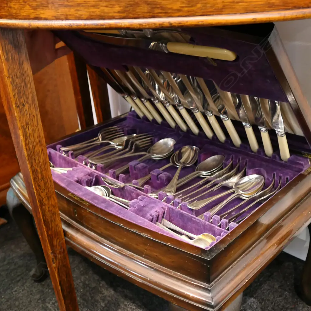 FOOTED CANTEEN WALKER & HALL Image 1++