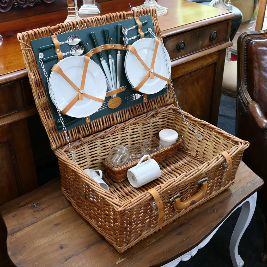 PICNIC BASKET AND CONTENTS Image 1++