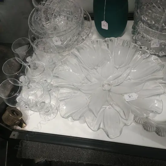 6 WINE GLASSES & GLASS COMPORT