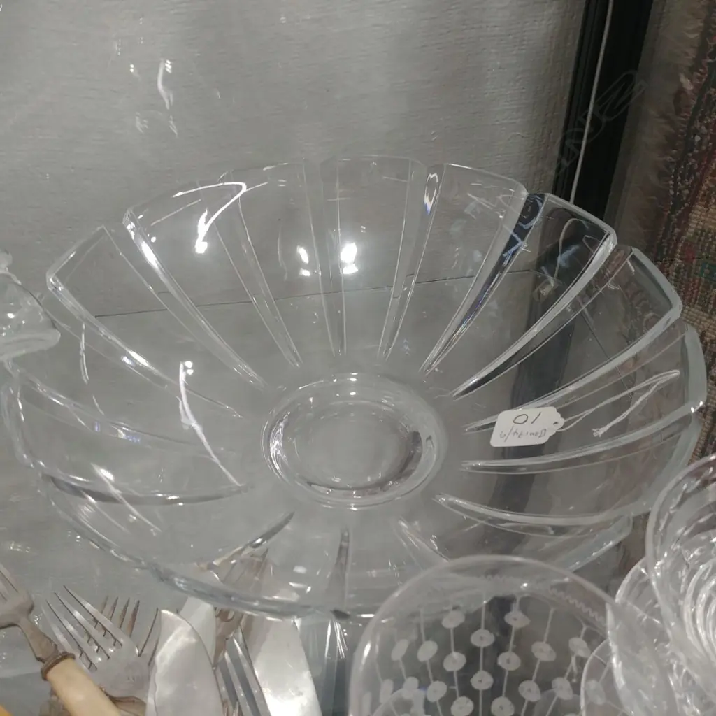 G.C CRYSTAL FRUIT BOWL Image 1++