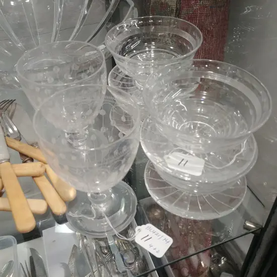 2 CRYSTAL GLASSES A/F & 5 SUNDAES