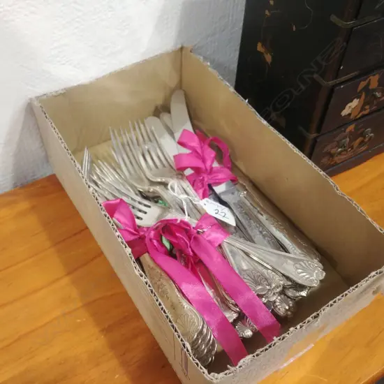 COLLECTION OF KINGS/QUEEN PATTERN SILVER PLATE CUTLERY