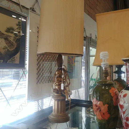 TABLE LAMP WITH FIGURE TO BASE