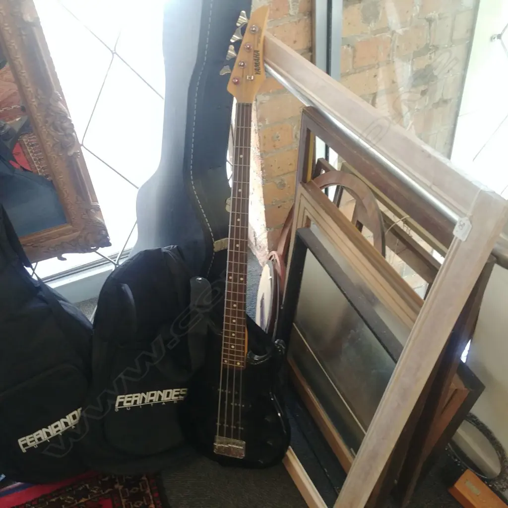 VINTAGE YAMAHA BASS GUITAR IN SOFT CASE Image 1++