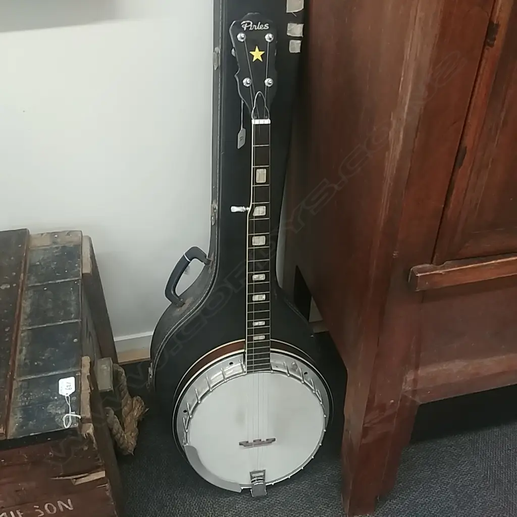 OLD BANJO IN HARD CASE Image 1++